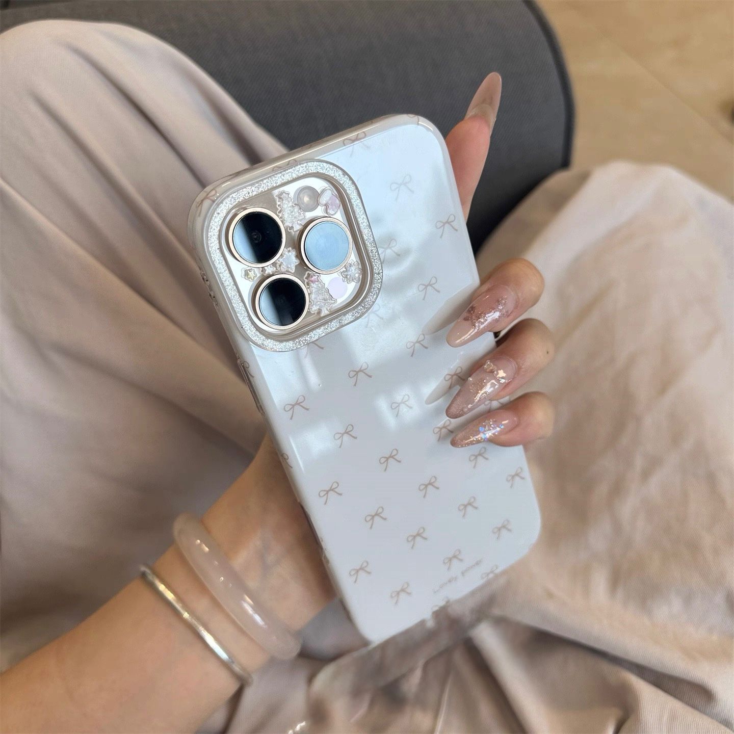 White Puffy Bow Pattern iPhone Case – Glitter Camera Bump